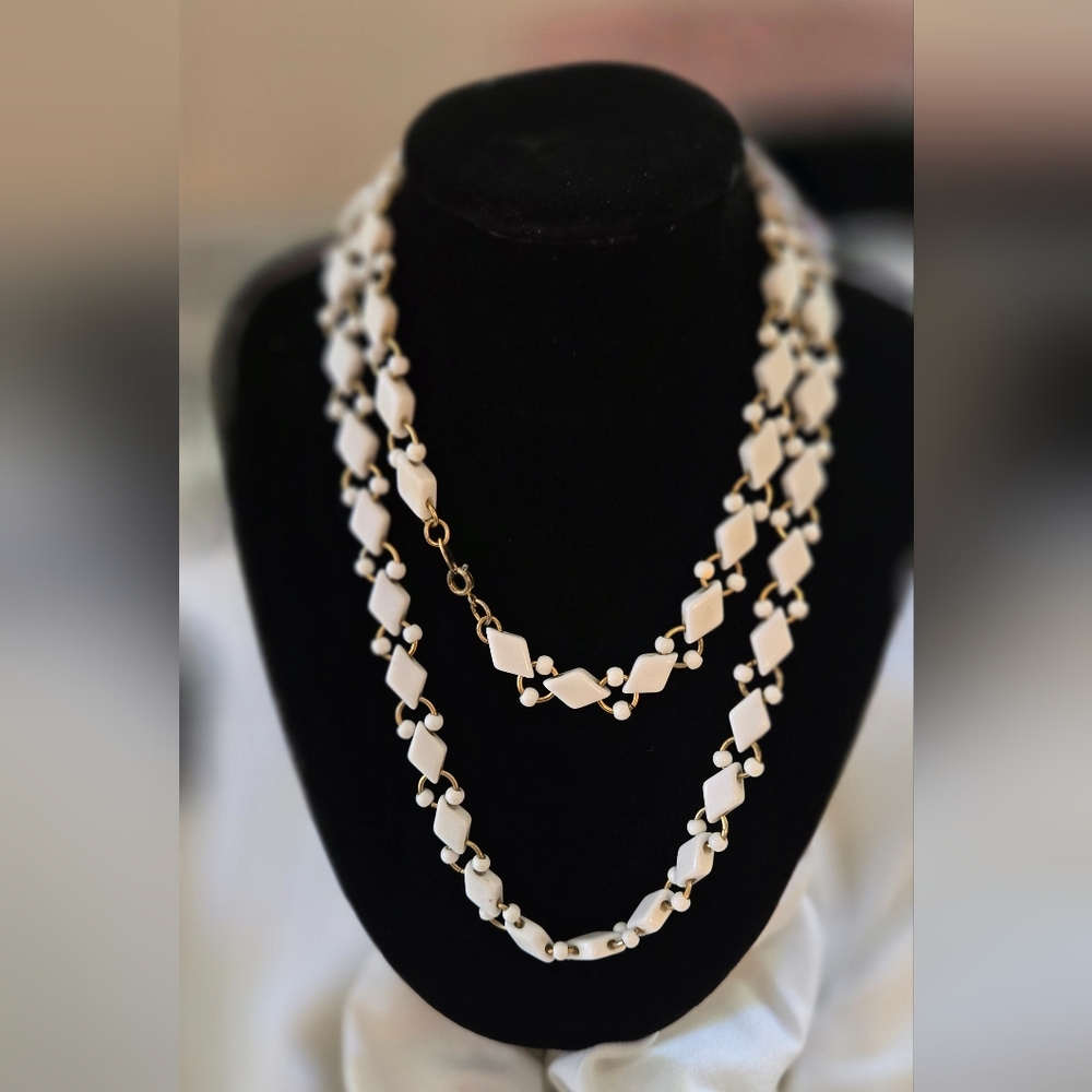 Trifari? Necklace White Lucite Plastic Gold Tone Diamond Shaped On Rings 22β